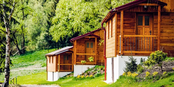 Chatky s terasou v Posázaví: snídaně, luxusní degustační večeře i privátní koupání venku s občerstvením