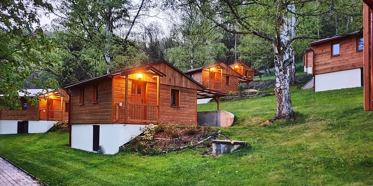 Léto v Posázaví: luxusní chatkový resort, vyhlášená restaurace i koupel v sudu