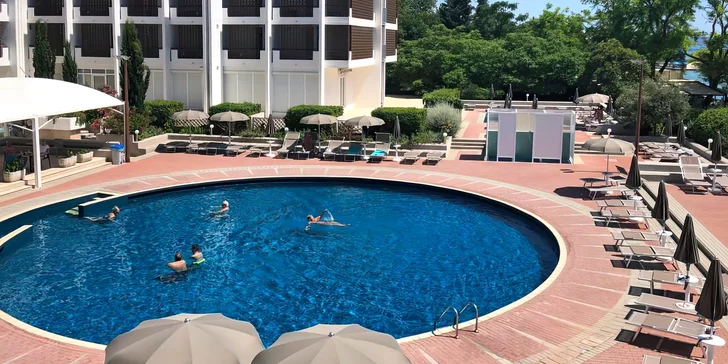 Přímo v hotelu k relaxaci a osvěžení slouží venkovní bazén s mořskou vodou o rozloze 200 m².