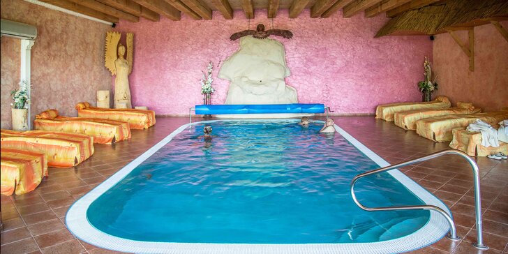 Glamping v Beskydech se polopenzí i wellness: ubytování v luxusní kopuli, sauna a termální bazén, sekt