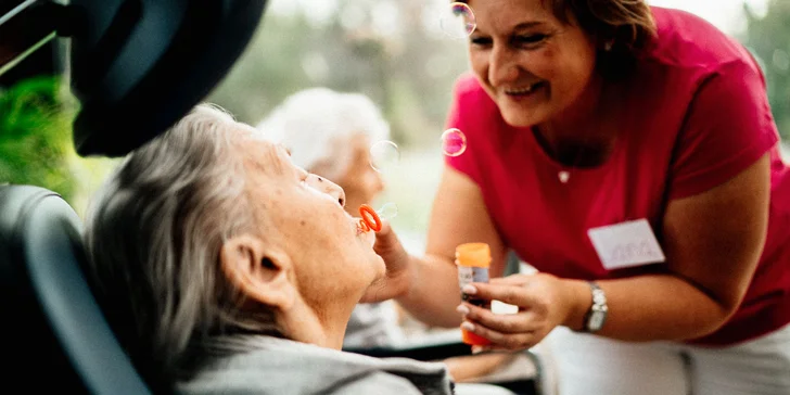 Aby bylo dobře seniorům i pečujícím: program D.O.M.A. pro zaměstnance domovů seniorů