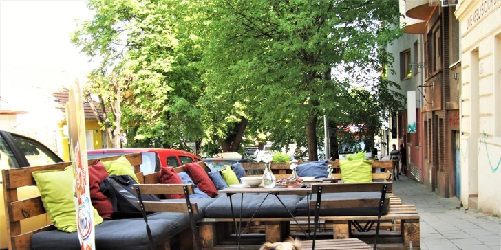 Nakládaný hermelín nebo utopenec s nápojem v kavárně neslyšících