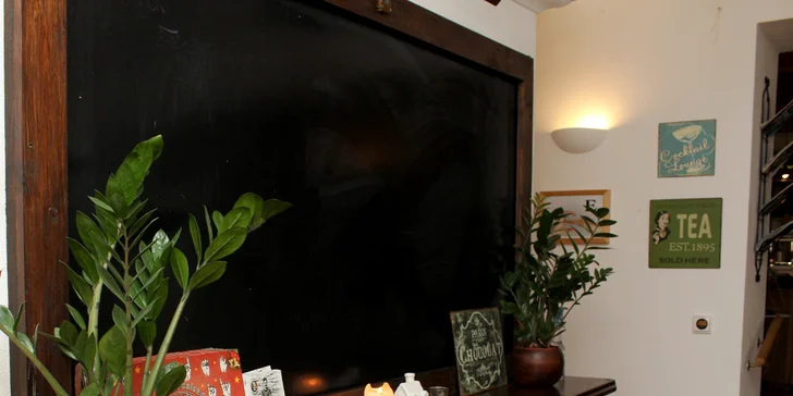 Nakládaný hermelín nebo utopenec s nápojem v kavárně neslyšících