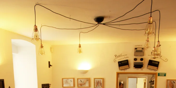 Nakládaný hermelín nebo utopenec s nápojem v kavárně neslyšících