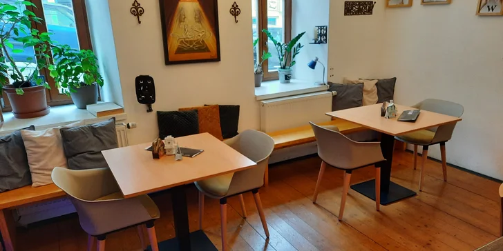 Nakládaný hermelín nebo utopenec s nápojem v kavárně neslyšících