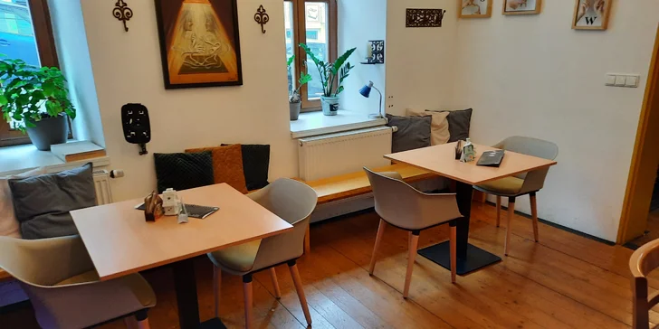 Nakládaný hermelín nebo utopenec s nápojem v kavárně neslyšících
