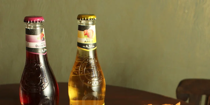 Nakládaný hermelín nebo utopenec s nápojem v kavárně neslyšících
