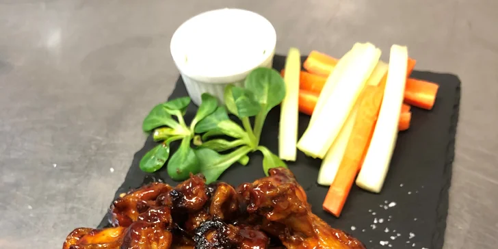 BBQ kuřecí křídla dle výběru s blue cheese dresingem, mrkví a řapíkatým celerem pro 1 nebo 2 osoby