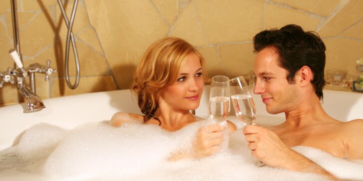 Romantika pro dva: Privátní wellness s láhví sektu