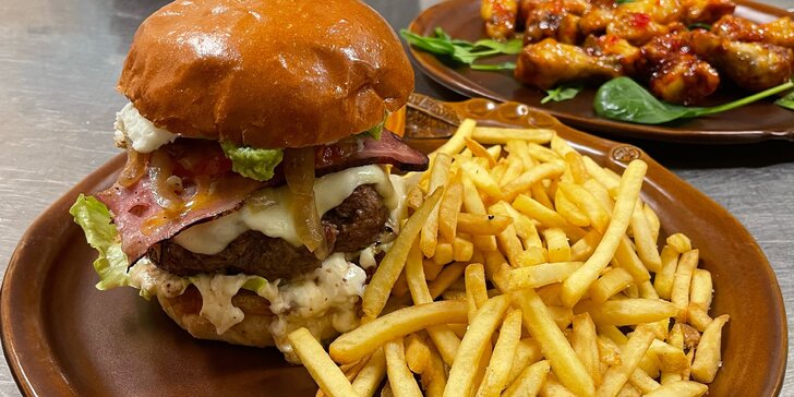 Burger na grilu s hovězím, kuřecím či trhaným vepřovým masem a hranolky pro jednoho i dva