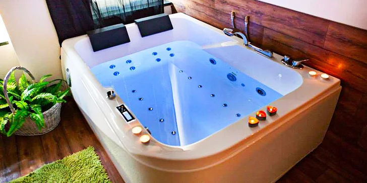 Romantika pro dva: Privátní wellness s láhví sektu