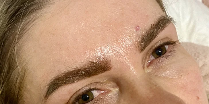 Permanentní make-up obočí pudrovou metodou nebo akrylové rty