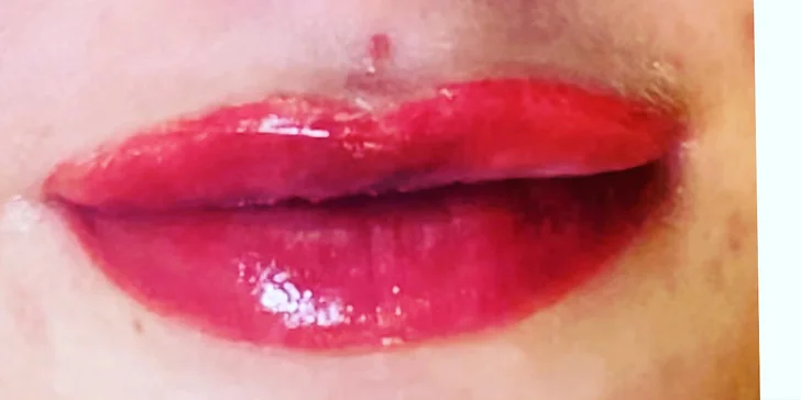 Permanentní make-up obočí pudrovou metodou nebo akrylové rty