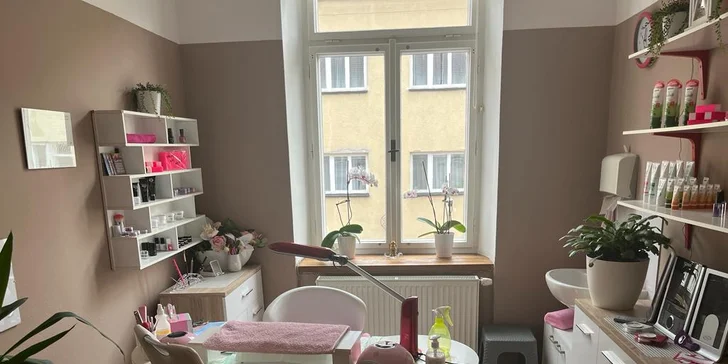 Nechte o sebe pečovat: manikúra P-shine nebo gelové nehty a masáž rukou