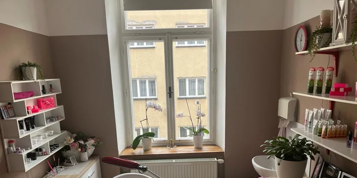 Nechte o sebe pečovat: manikúra P-shine nebo gelové nehty a masáž rukou