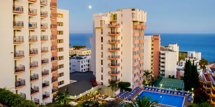 Dovolená na Madeiře vč. letenky: 3* hotel ve Funchalu u promenády, s bazény a snídaní