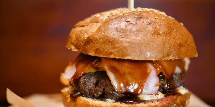 Hovězí, kuřecí nebo vege burger s hranolky a pivem či nealkem pro 1–4 osoby