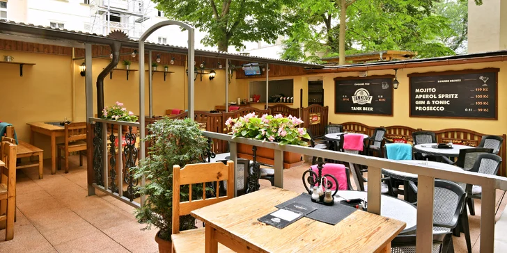 Hovězí, krůtí nebo vege burger s hranolky a pivem či nealkem pro 1–4 osoby