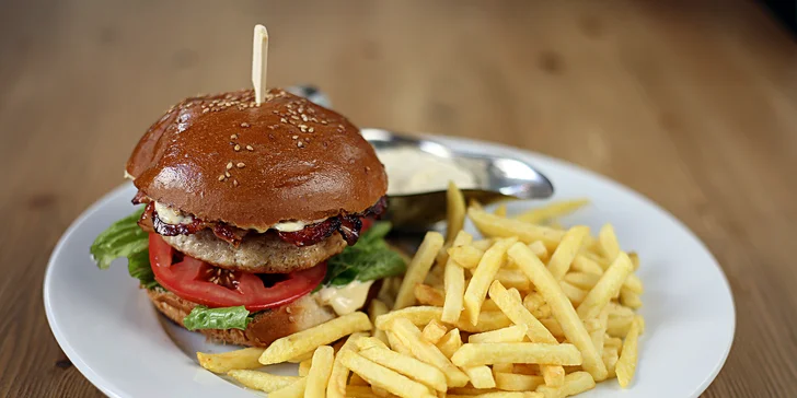 Burger s hranolky a pivem či nealkem pro 1–4 osoby v Legenda Live! Baru