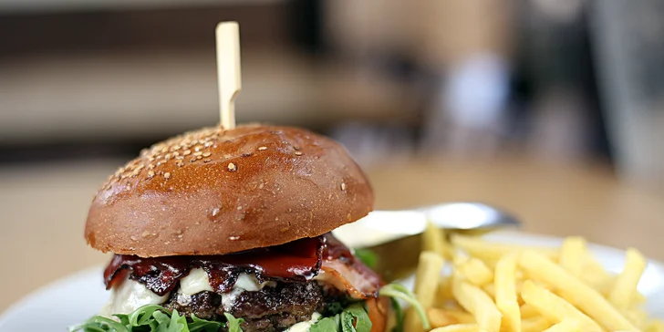Burger s hranolky a pivem či nealkem pro 1–4 osoby v Legenda Live! Baru