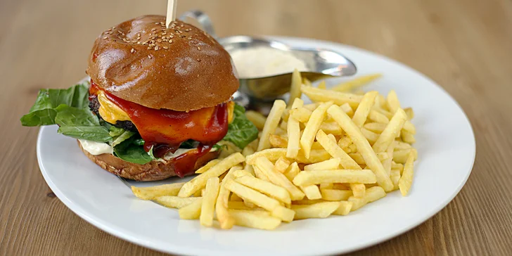 Burger s hranolky a pivem či nealkem pro 1–4 osoby v Legenda Live! Baru