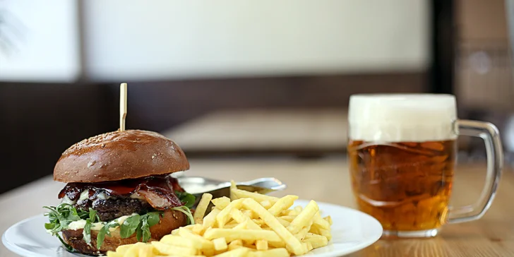 Burger s hranolky a pivem či nealkem pro 1–4 osoby v Legenda Live! Baru