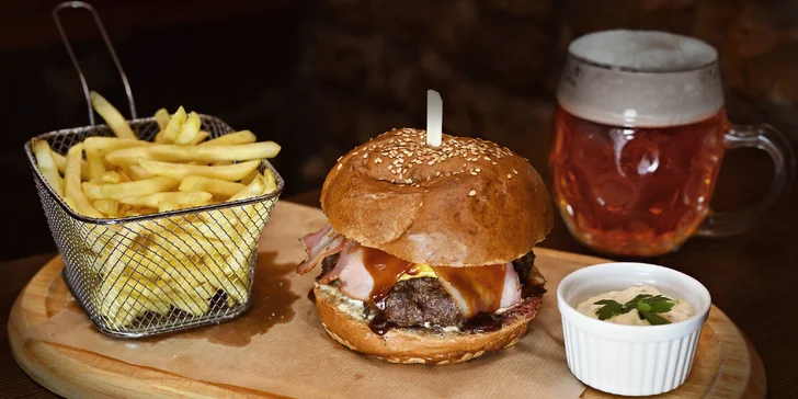 Burger s hranolky a pivem či nealkem pro 1–4 osoby v Legenda Live! Baru