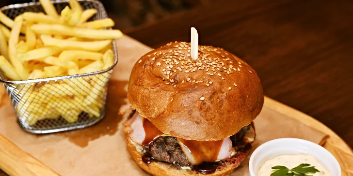 Burger s hranolky a pivem či nealkem pro 1–4 osoby v Legenda Live! Baru