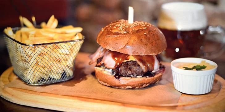 Burger s hranolky a pivem či nealkem pro 1–4 osoby v Legenda Live! Baru