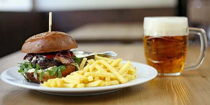Burger s hranolky a pivem či nealkem pro 1–4 osoby v Legenda Live! Baru