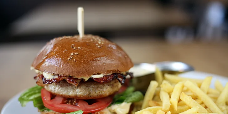 Burger s hranolky a pivem či nealkem pro 1–4 osoby v Legenda Live! Baru