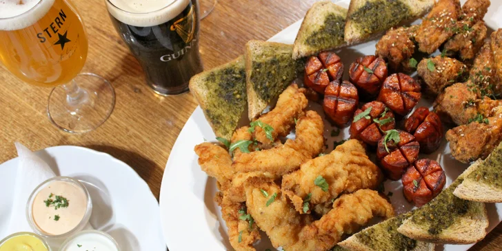 Plato masa pro 2–6 osob i s degustací piv: řízečky, křidýlka a klobásy, na zapití třeba Guiness