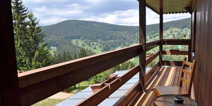 Aktivní dovolená v Krkonoších: pobyt v rodinném penzionu s polopenzí, saunou a krásnými výhledy