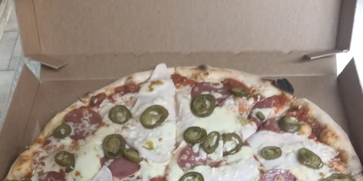 Pizza o průměru 32 cm podle výběru ze 43 druhů: rajčatový i smetanový základ, masové i vege druhy