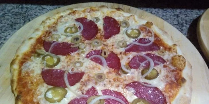 Pizza o průměru 32 cm podle výběru ze 43 druhů: rajčatový i smetanový základ, masové i vege druhy