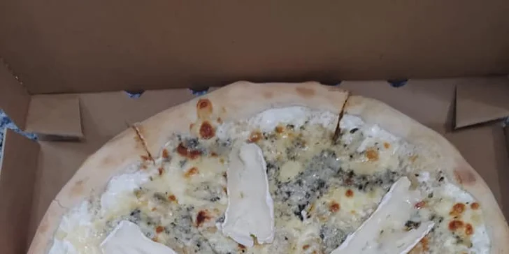 Pizza o průměru 32 cm podle výběru ze 43 druhů: rajčatový i smetanový základ, masové i vege druhy