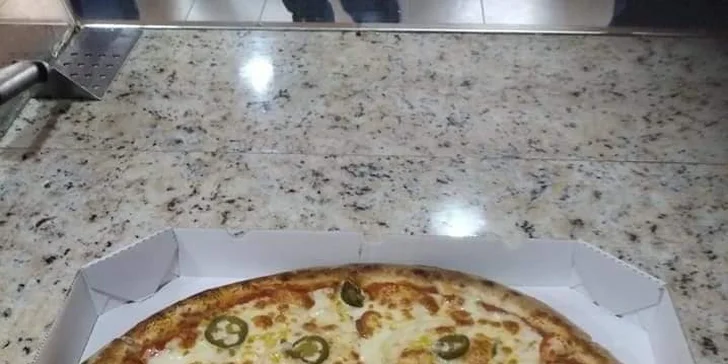 Pizza o průměru 32 cm podle výběru ze 43 druhů: rajčatový i smetanový základ, masové i vege druhy
