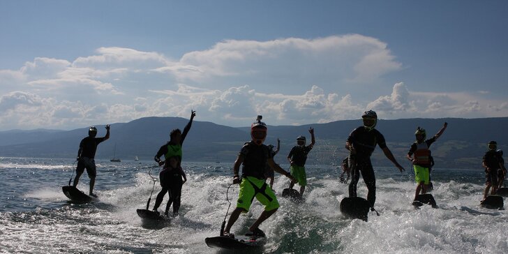 Rozjeďte to na motorovém surfu: hodinová lekce jetsurfingu ve Valticích