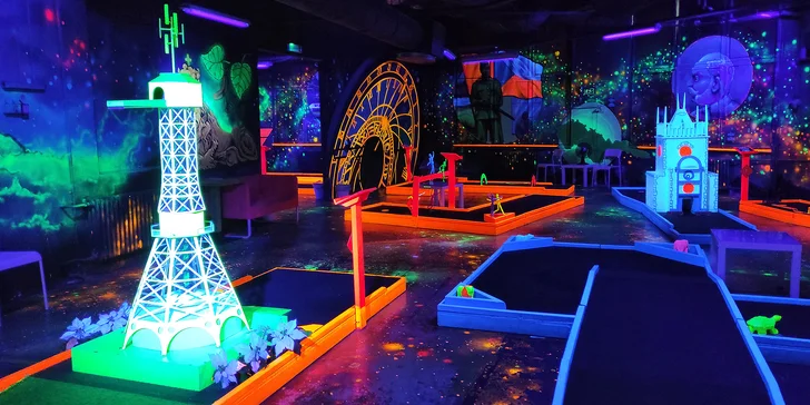 Tak trochu v jiném světle: 18jamkový neonový minigolf v centru Prahy pro jednotlivce i rodiny