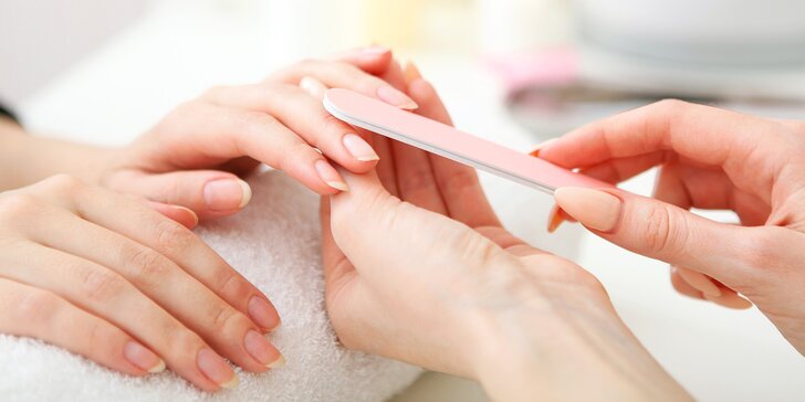 Nechte o sebe pečovat: manikúra P-shine nebo gelové nehty a masáž rukou