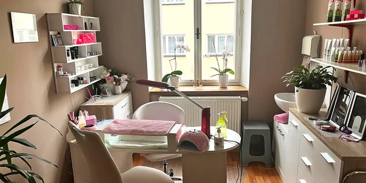Nechte o sebe pečovat: manikúra P-shine nebo gelové nehty a masáž rukou