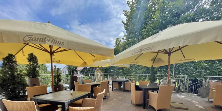 BBQ kuřecí křídla dle výběru s blue cheese dresingem, mrkví a řapíkatým celerem pro 1 nebo 2 osoby
