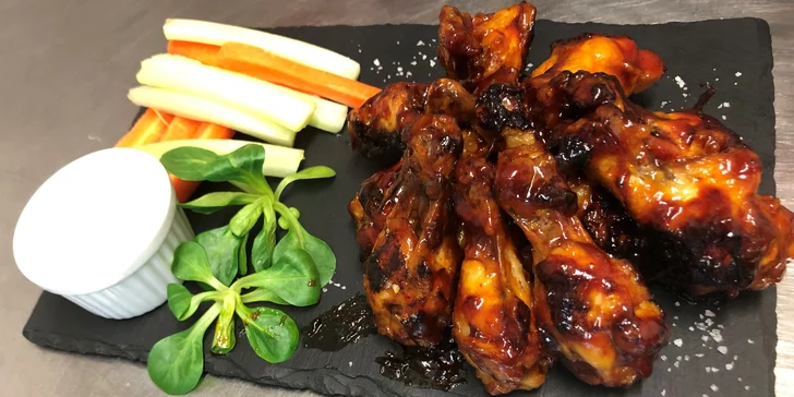 BBQ kuřecí křídla dle výběru s blue cheese dresingem, mrkví a řapíkatým celerem pro 1 nebo 2 osoby
