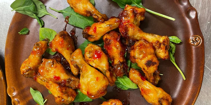 BBQ kuřecí křídla dle výběru s blue cheese dresingem, mrkví a řapíkatým celerem pro 1 nebo 2 osoby
