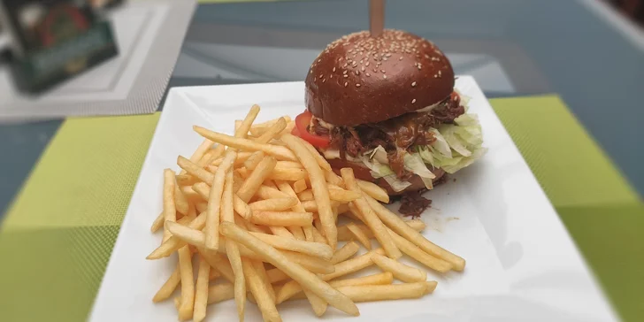 Burger s trhaným vepřovým a hranolky i nápojem pro 1 či 2 osoby