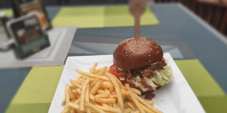 Burger s trhaným vepřovým a hranolky i nápojem pro 1 či 2 osoby