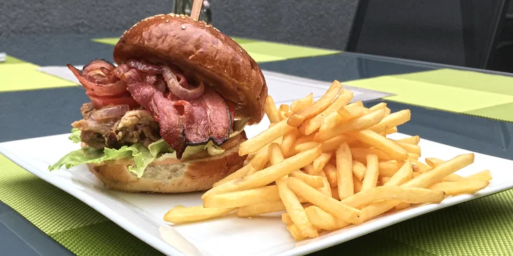 Hamburger s trhaným vepřovým i hranolky pro 1 či 2 osoby