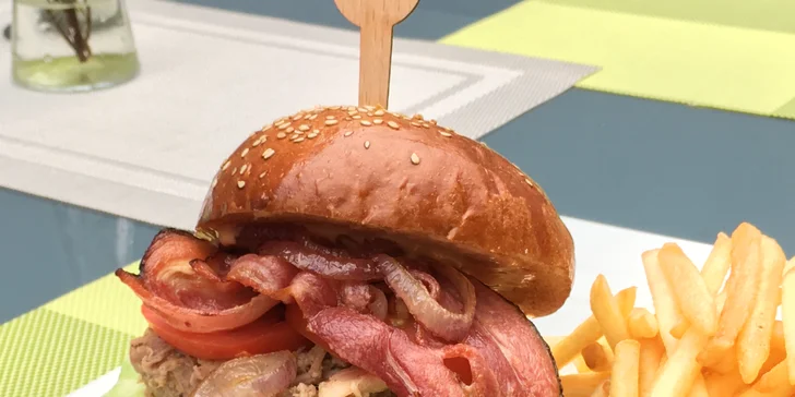 Hamburger s trhaným vepřovým i hranolky pro 1 či 2 osoby