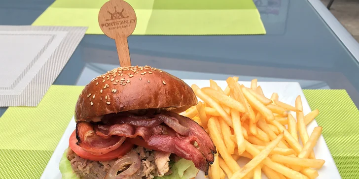 Hamburger s trhaným vepřovým i hranolky pro 1 či 2 osoby