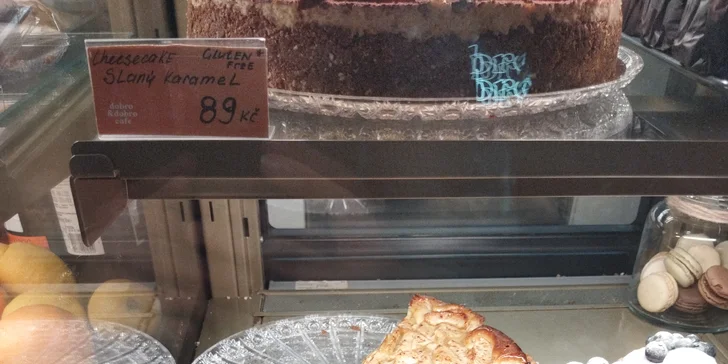 Káva a zákusek v kavárně Dobro&Dobro Cafe: espresso i cappuccino, muffin či normandský jablečný koláč